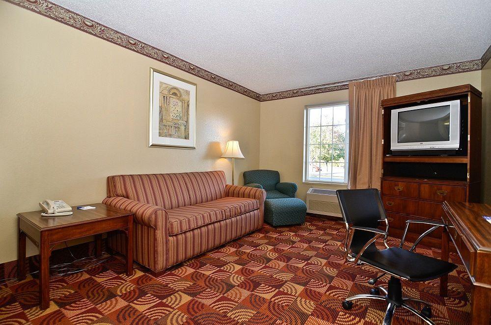 Super 8 By Wyndham Of The Ozarks Motel Eldon